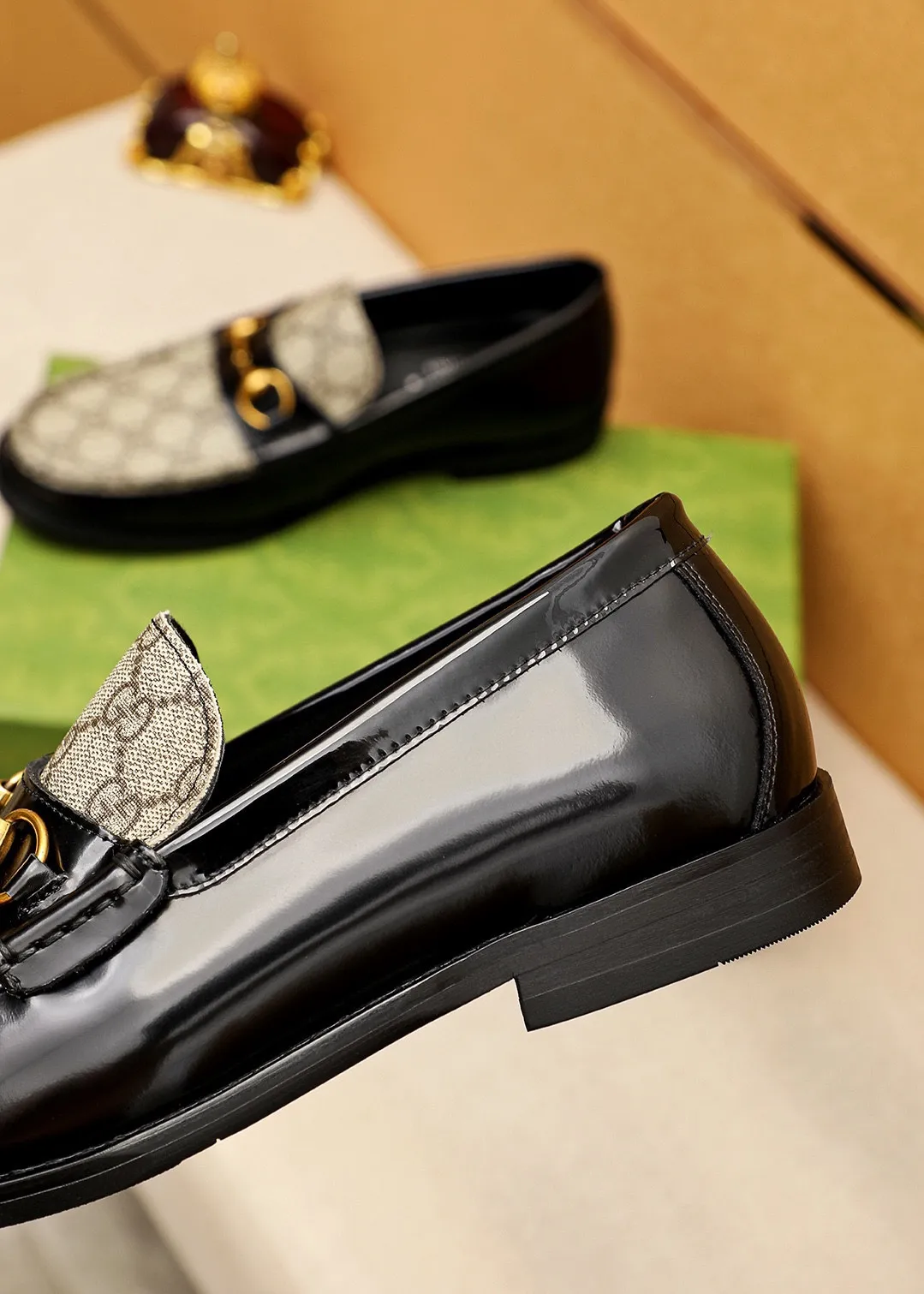 Men's shoes 💰460 💐 Product trademark: GUCCI "Gucci" casual leather shoes Regular size: 38-44 (45🉑️customized) Product materials: Selected imported first-layer open-edge beaded cowhide leather upper + luxury hardware buckle, imported water-dyed cowhide leather lining. Strong three-dimensional visual effect, original combination outsole Color: 2⃣️colors available